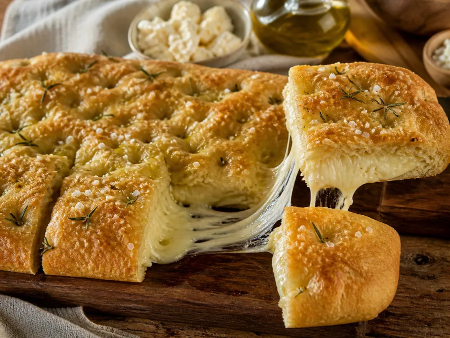 Фокачча с начинкой: четыре сыра | Фото подпункта 15 | Viva Cucina Фокачча с начинкой: четыре сыра: фото процесса приготовления — подавайте сразу или после короткого отдыха, когда блюдо выглядит собранным и аккуратным
