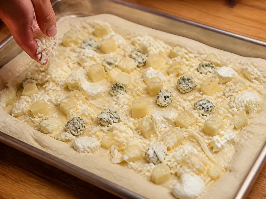 Фокачча с начинкой: четыре сыра | Фото подпункта 9 | Viva Cucina Фокачча с начинкой: четыре сыра: фото процесса приготовления — проверьте промежуточный вкус и состояние продукта перед переходом к финальной сборке