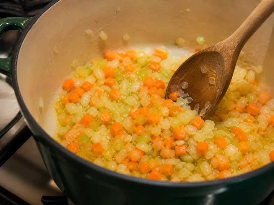 Крем-суп из тыквы по-итальянски | Фото подпункта 5 | Viva Cucina Крем-суп из тыквы по-итальянски: фото процесса приготовления — следите за цветом, запахом и влажностью продуктов: на этом этапе формируется главный вкус