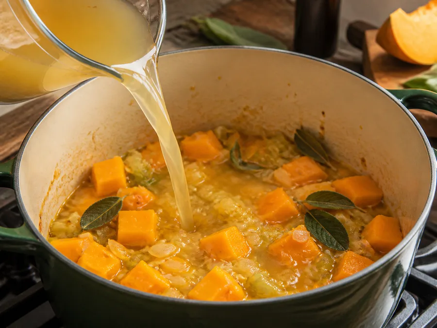 Крем-суп из тыквы по-итальянски | Фото подпункта 7 | Viva Cucina Крем-суп из тыквы по-итальянски: фото процесса приготовления — соедините базовые ингредиенты и доведите смесь до спокойного кипения или ровного прогрева
