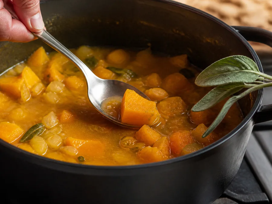 Крем-суп из тыквы по-итальянски | Фото подпункта 9 | Viva Cucina Крем-суп из тыквы по-итальянски: фото процесса приготовления — попробуйте основу и аккуратно настройте соль, кислоту или специи перед финальным этапом