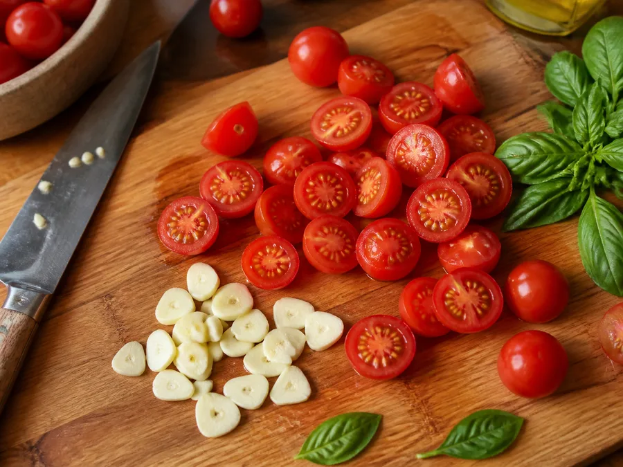 Ригатони с томатом и томатно-базиликовым соусом | Фото подпункта 2 | Viva Cucina Ригатони с томатом и томатно-базиликовым соусом: фото процесса приготовления — проверьте свежесть и состояние основных продуктов: уберите лишнюю влагу, грубые части и всё, что может испортить текстуру